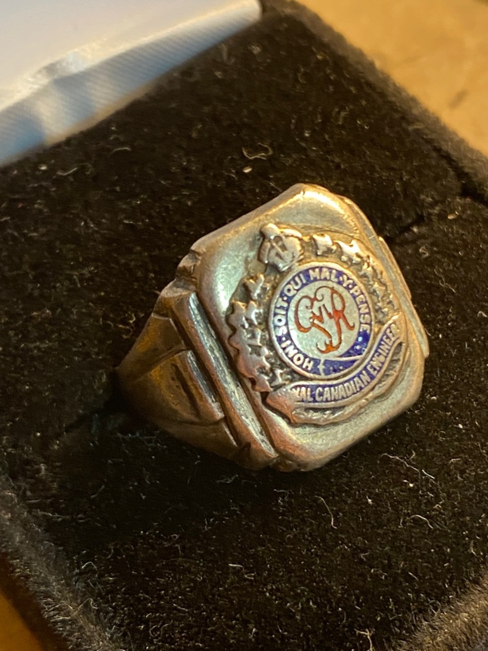 WWII Sweetheart Ring Royal Canadian Engineers Military Enamel Crest (8.5) - Picture 2 of 6